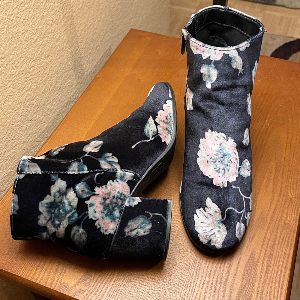 Sam Edelman Circus floral velvet ankle boots/ booties. Black, pink, green. 9.5 - Picture 8 of 8